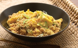 Toasted Manioc Flour With Eggs and Scallions (Farofa de Ovo e Cebolinha)